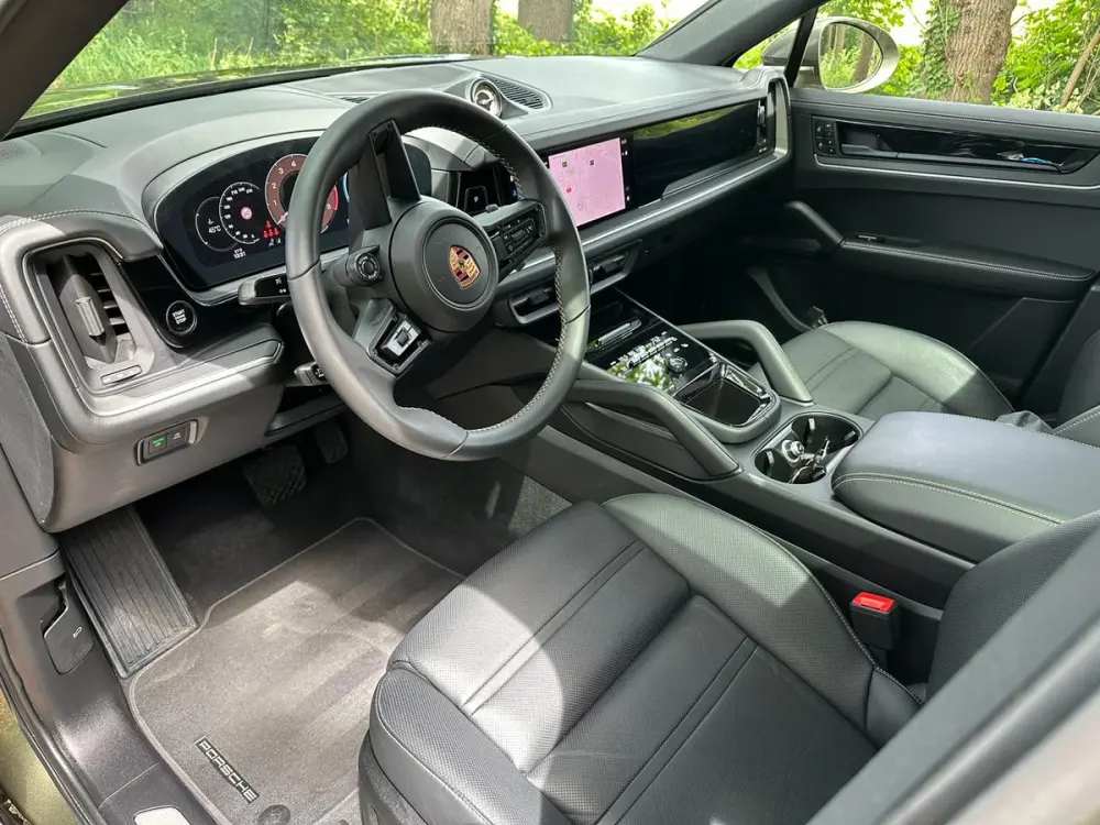 Verzorgd lederen interieur van een Porsche, Car Glanzé