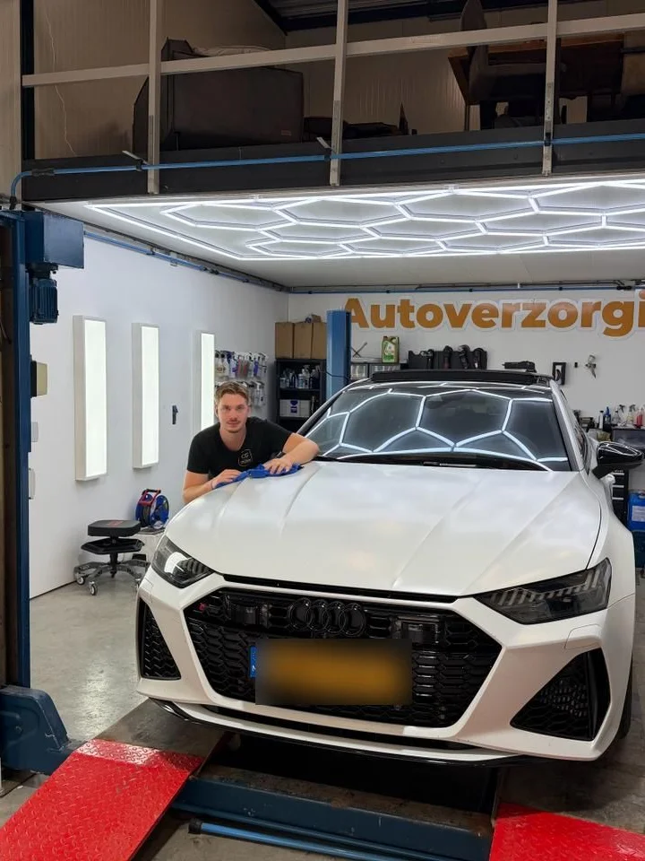 Ruurd Stel van Car Glanzé bij een witte Audi RS7 in de werkplaats